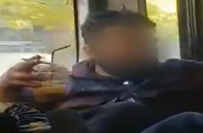 Επιβάτης χωρίς μάσκα, με καφέ και τσιγάρο