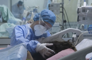 Νοσηλευτής που φροντίζει ασθενή με κορωνοϊό σε νοσοκομείο