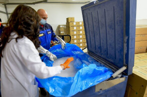 Δόσεις από το εμβόλιο της Pfizer μέσα σε ειδική συσκευασία με ξηρό πάγο (ΦΩΤΟ ΑΡΧΕΙΟΥ)