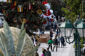 Lockdown στην Αθήνα: Πολίτες στη χριστουγεννιάτικη στολισμένη πλατεία Συντάγματος - Στο βάθος η αρχή της Ερμού