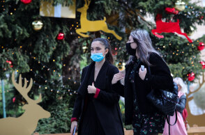 Πλατεία Συντάγματος - Lockdown: Δύο γυναίκες με μάσκα για τον κορωνοϊό περνούν μπροστά από το χριστουγεννιάτικο δέντρο