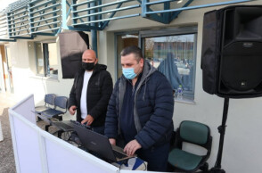 DJ έξω από το νοσοκομείο της Λάρισας 