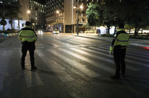 Lockdown - Μετακινήσεις: Μπλόκο της Αστυνομίας στην πλατεία Συντάγματος για την απαγόρευση κυκλοφορίας