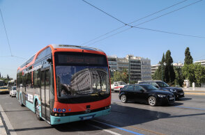Το υπερσύγχρονο ηλεκτρικό λεωφορείο στη λεωφόρο Αμαλίας μπροστά από την πλατεία Συντάγματος