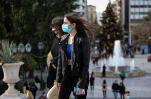 Παραμονή Πρωτοχρονιάς στην πλατεία Συντάγματος εν μέσω lockdown: Νεαρά άτομα με μάσκα για τον κορωνοϊό