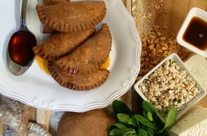 Καλτσούνια χαρουπιού με καλαθάκι Λήμνου από τον Μανώλη Παπουτσάκη