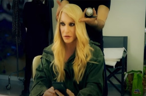 Ο Τάκης Ζαχαράτος ως Άννα Βίσση