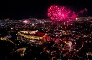 Πυροτεχνήματα στον ουρανό της Αθήνας για τον εορτασμός της πρωτοχρονιάς του 2021