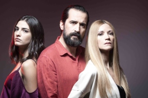 Από αριστερά: Αναστασία Παντούση, Τάσος Νούσιας, Ιωάννα Παππά στη σειρά «Έξαψη»