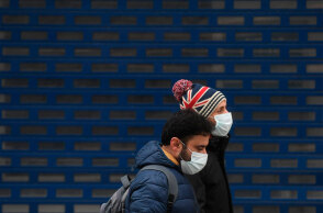 Μεγάλη Βρετανία: Νεαροί με προστατευτική μάσκα για τον κορωνοϊό - Τρίτο καθολικό lockdown ανακοίνωσε ο Μπόρις Τζόνσον