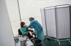 Νέα Υόρκη - Εμβολιασμός: Χορήγηση εμβολίου για τον κορωνοϊό από νοσηλεύτρια