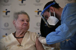 Η 95χρονη Δέσποινα Χάλαρη, η πρώτη ηλικιωμένη σε οίκο ευγηρίας που έκανε το εμβόλιο για τον κορωνοϊό στην Ελλάδα