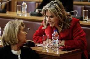 Σοφία Βούλτεψη και Ζέττα Μακρή σε παλαιότερη συνομιλία στη Βουλή - Αναλαμβάνουν θέσεις στην κυβέρνηση Μητσοτάκη με τον ανασχηματισμό
