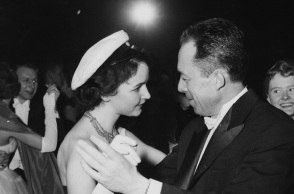 Ο Αλμπέρτ Καμί χορεύει με την ηθοποιό Τορούν Μόμπεργκ