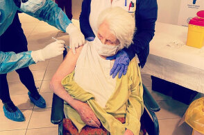 Η Σάσα Σαντικάριο-Σατσόγλου, η 98χρονη επιζήσασα του Άουσβιτς, κάνει το εμβόλιο για τον κορωνοϊό στη Θεσσαλονίκη