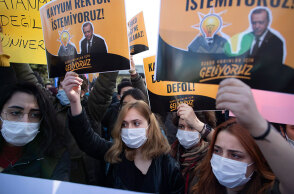 Φοιτητές στην Κωνσταντινούπολη διαδηλώνουν κατά του νέου πρύτανη στο Πανεπιστήμιο του Βοσπόρου που διορίστηκε από τον Ερντογάν