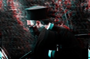 Ιερέας της ορθόδοξης εκκλησίας με μάσκα προστασίας