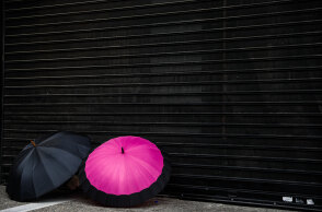 Lockdown για τον κορωνοϊό στην Αττική: Δύο ανοικτές ομπρέλες μπροστά σε κλειστό κατάστημα στο Περιστέρι