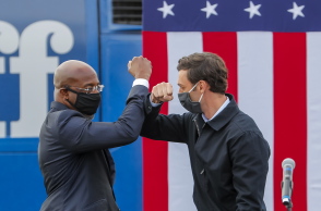 Τζον Όσοφ (δεξιά) και Ράφαελ Γουόρνοκ, οι δύο Δημοκρατικοί Γερουσιαστές της Τζόρτζια