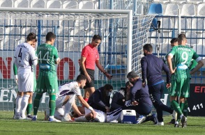 Στιγμιότυπο μετά τον τραυματισμό του τερματοφύλακα με τον επιθετικό