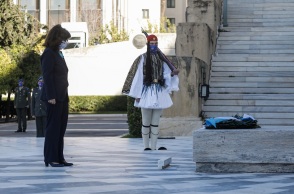 Κατάθεση στεφάνου από την Πρόεδρο της Ελληνικής Δημοκρατίας, στο Μνημείο Άγνωστου Στρατιώτη, για τον εορτασμό της Ημέρας των Ενόπλων Δυνάμεων