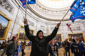 Καπιτώλιο: Μαινόμενος διαδηλωτής του Ντόναλντ Τραμπ με σημαίες στα χέρια φωνάζει σε αίθουσα του κτιρίου κατά την εισβολή