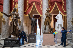 Καπιτώλιο στην Ουάσινγκτον των ΗΠΑ, μια ημέρα μετά την εισβολή: Επί ποδός τα συνεργεία καθαρισμού