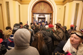 Στιγμιότυπο από την εισβολή διαδηλωτών στο Καπιτώλιο