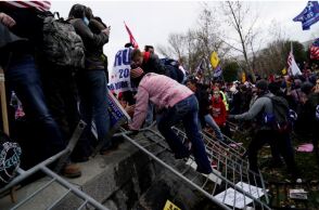  Οπαδοί του Τραμπ εισβάλουν στο Καπιτώλιο
