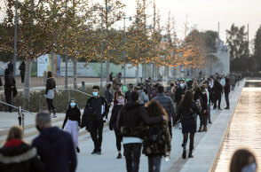 Απογευματινή βόλτα πολιτών στο Ίδρυμα Σταύρος Νιάρχος εν μέσω lockdown για τον κορωνοϊό