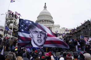 Στιγμιότυπο από τις διαδηλώσεις έξω από το Καπιτώλιο