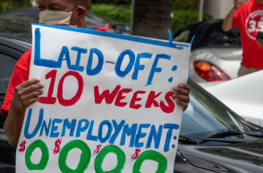 Άνεργος στις ΗΠΑ κρατά πλακάτ, ζητώντας δουλειά