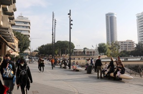 Πολίτες με μάσκα σε δρόμο της Κύπρου