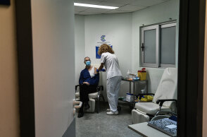 Εμβολιασμός υγειονομικών για τον κορωνοϊό στο νοσοκομείο «Αττικόν»