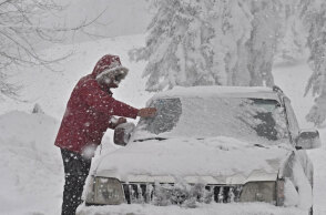 Οδηγός απομακρύνει το χιόνι από αυτοκίνητο (ΦΩΤΟ ΑΡΧΕΙΟΥ) - Οι μετεωρολόγοι προειδοποιούν για σφοδρές χιονοπτώσεις στη Μαδρίτη