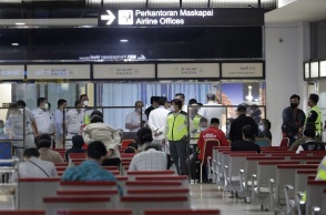 Αρχές της Ινδονησίας στο αεροδρόμιο από όπου απογειώθηκε το αεροσκάφος της Sriwijaya Air