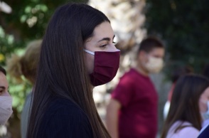 Μαθήτρια Γυμνασίου φορά μάσκα