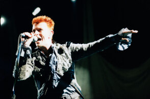 Στιγμιότυπο από τη συναυλία του David Bowie στην Αθήνα, τον Ιούλιο του 1996
