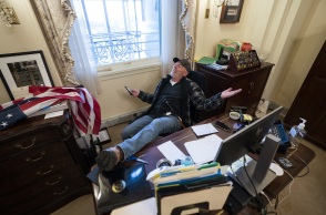 Στιγμιότυπο από την εισβολή οπαδών του Τραμπ στο Καπιτώλιο στις ΗΠΑ