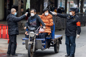 Κορωνοϊός στην Κίνα: Θερμομέτρηση επιβατών σε τρίκυκλο