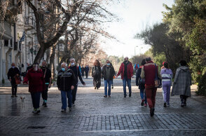 Lockdown στην Αττική: Πολίτες περπατούν στη Διονυσίου Αρεοπαγίτου