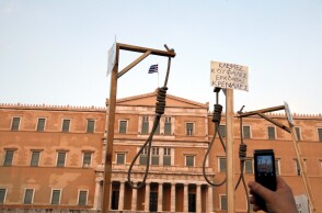 Κρεμάλα στο Σύνταγμα κατά τη διάρκεια διαμαρτυρίας των Αγανακτισμένων