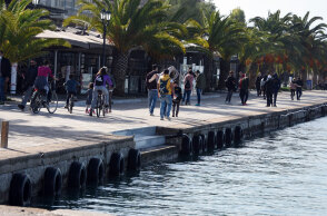 Κορωνοϊός - Lockdown: Πολίτες περπατούν στο Ναύπλιο