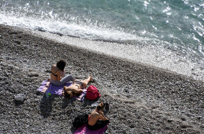 Κοπέλες κάνουν ηλιοθεραπεία δίπλα στη θάλασσα εν μέσω lockdown στην Αργολίδα