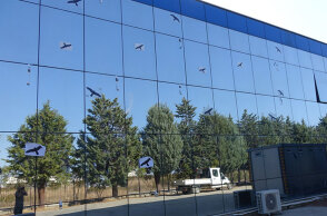 Γυάλινο κτίριο στην Κομοτηνή όπου τοποθετήθηκαν φωτογραφίες από αρπακτικά πουλιά, προκειμένου να μειωθούν οι προσκρούσεις πτηνών