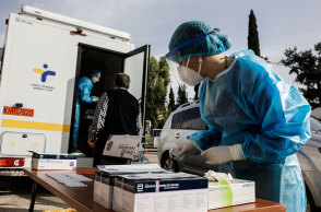 Κλιμάκιο του ΕΟΔΥ στη Νέα Σμύρνη διενεργεί rapid test για τον κορωνοϊό