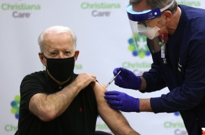 Ο εκλεγμένος πρόεδρος των ΗΠΑ, Τζο Μπάιντεν, εμβολιάζεται κατά του κορωνοϊού