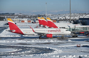 Γέμισε χιόνι το αεροδρόμιο Adolfo Suarez-Barajas στη Μαδρίτη μετά τη σφοδρή χιονοθύελλα που έφερε μαζί της η κακοκαιρία «Filomena»