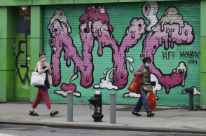 Κορωνοϊός στις ΗΠΑ: Δύο γυναίκες με μάσκα μπροστά από κλειστό κατάστημα στη Νέα Υόρκη