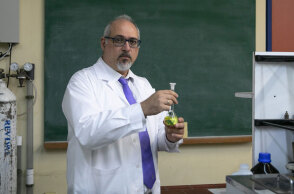 Νίκος Θωμαΐδης, καθηγητής Αναλυτικής Χημείας του ΕΚΠΑ, σε εργαστήριο κρατώντας δοκιμαστικό σωλήνα